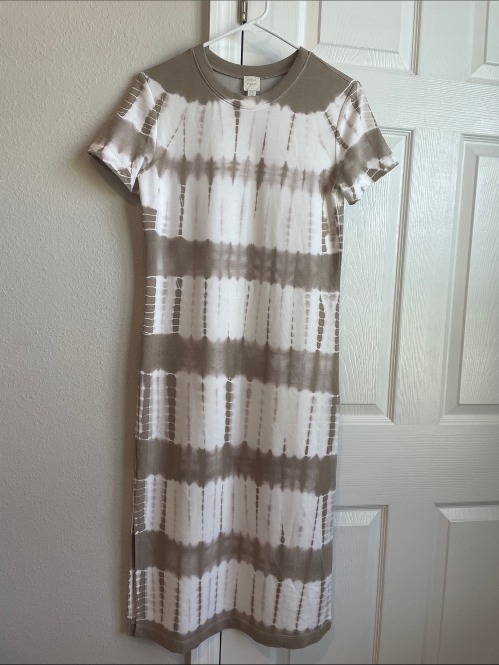 Evereve Roan & Ryan Taupe and White Tie-Dye Short Sleeve Maxi Dress